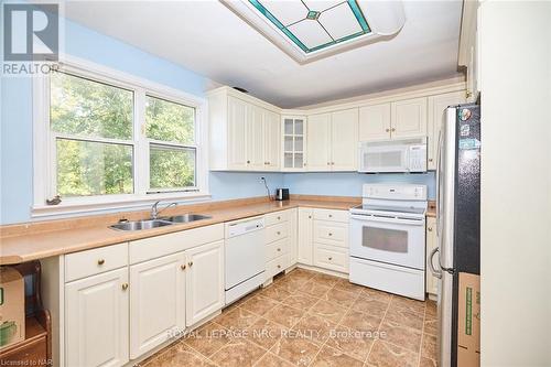 114 Welland Street N, Thorold, ON - Indoor Photo Showing Kitchen With Double Sink