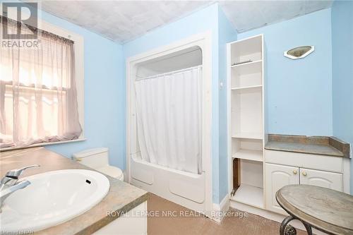 114 Welland Street N, Thorold, ON - Indoor Photo Showing Bathroom