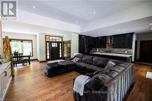 79 Concession 3, Norfolk, ON - Indoor Photo Showing Living Room