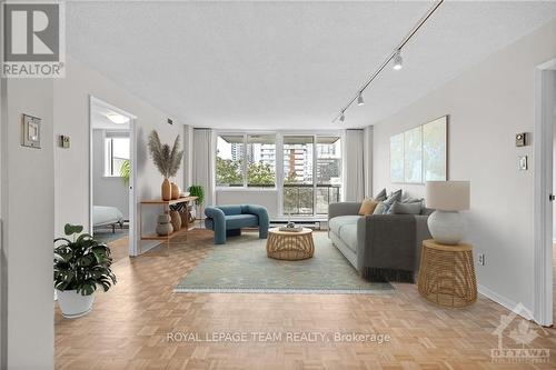 604 - 309 Cumberland Street, Ottawa, ON - Indoor Photo Showing Living Room