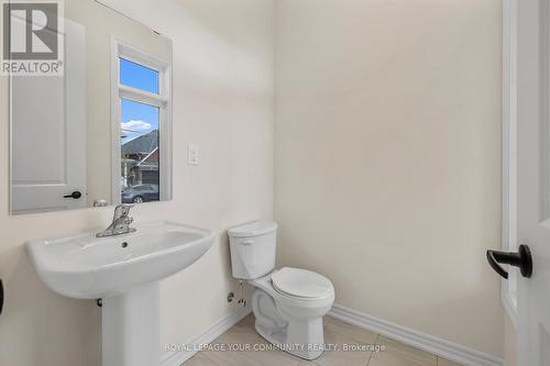 96 Weslock Crescent, Aurora, ON - Indoor Photo Showing Bathroom