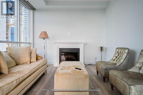 Ph 3501 - 21 Balmuto Street, Toronto, ON - Indoor Photo Showing Living Room With Fireplace