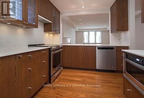 202 - 85 Admiral Road, Toronto, ON - Indoor Photo Showing Kitchen With Upgraded Kitchen