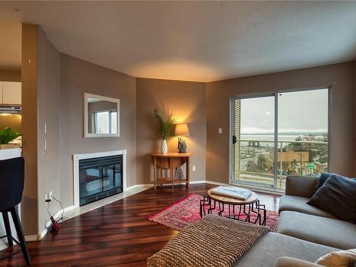 302-315 Hecate St, Nanaimo, BC - Indoor Photo Showing Living Room With Fireplace