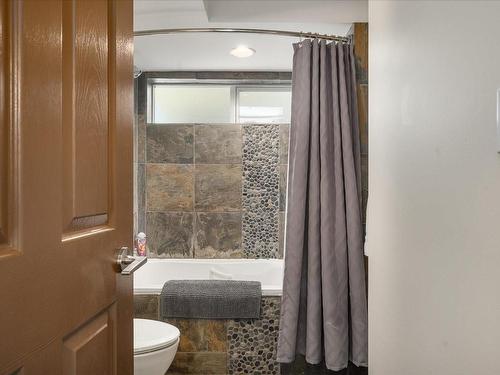 217-1600 Stroulger Rd, Nanoose Bay, BC - Indoor Photo Showing Bathroom