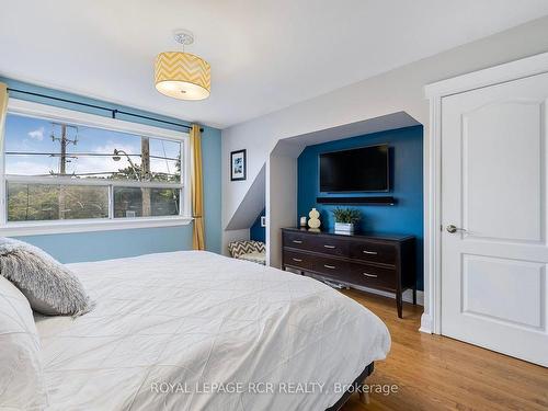 391 Kingston Rd, Toronto, ON - Indoor Photo Showing Bedroom