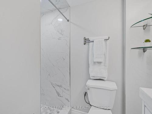 391 Kingston Rd, Toronto, ON - Indoor Photo Showing Bathroom