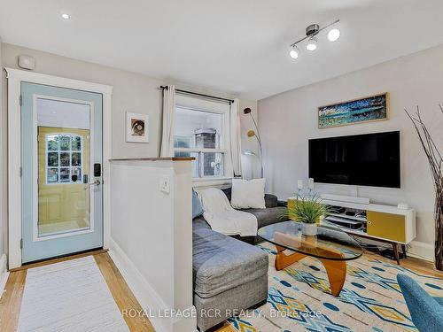 391 Kingston Rd, Toronto, ON - Indoor Photo Showing Living Room