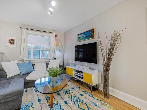 391 Kingston Rd, Toronto, ON - Indoor Photo Showing Living Room