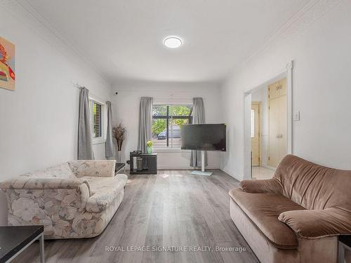 58 Oxford St, Richmond Hill, ON - Indoor Photo Showing Living Room