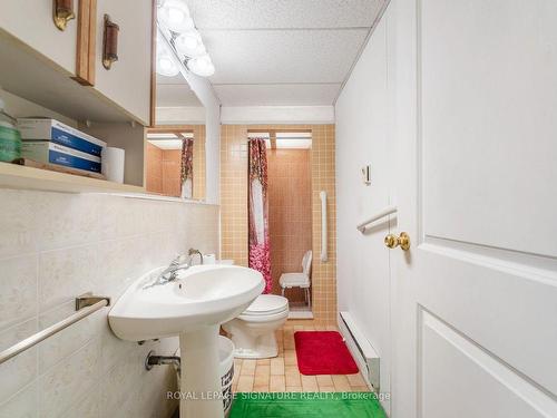 58A Oxford St, Richmond Hill, ON - Indoor Photo Showing Bathroom