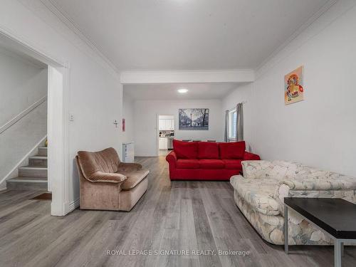 58A Oxford St, Richmond Hill, ON - Indoor Photo Showing Living Room