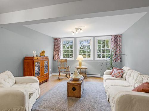 Salle familiale - 60 Rue Du Tour-Du-Lac, Gore, QC - Indoor Photo Showing Living Room