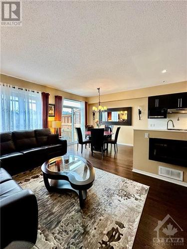 1436 Comfrey Crescent, Ottawa, ON - Indoor Photo Showing Living Room