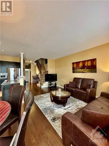 1436 Comfrey Crescent, Ottawa, ON - Indoor Photo Showing Living Room