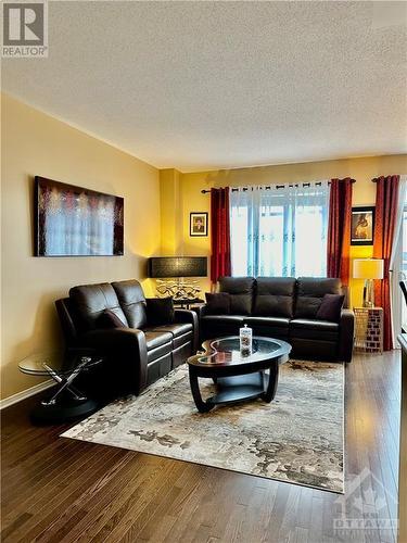 1436 Comfrey Crescent, Ottawa, ON - Indoor Photo Showing Living Room