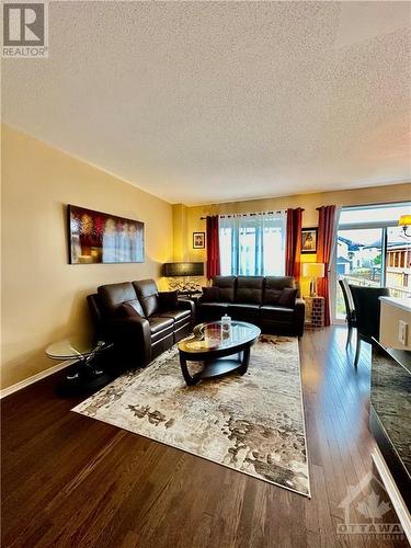 1436 Comfrey Crescent, Ottawa, ON - Indoor Photo Showing Living Room