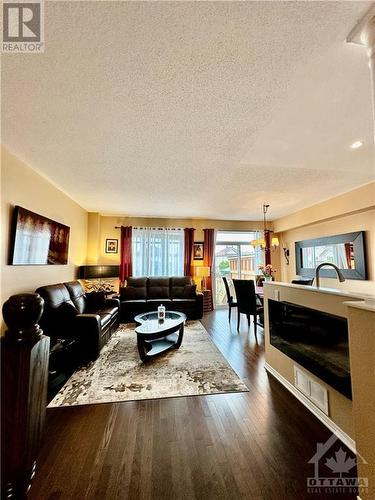 1436 Comfrey Crescent, Ottawa, ON - Indoor Photo Showing Living Room