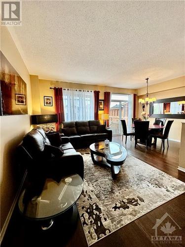 1436 Comfrey Crescent, Ottawa, ON - Indoor Photo Showing Living Room