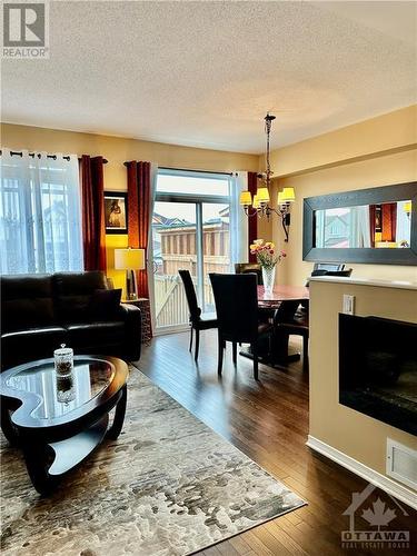 1436 Comfrey Crescent, Ottawa, ON - Indoor Photo Showing Living Room