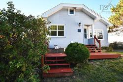 17 Cameron Street  Dartmouth, NS B2Y 2G7