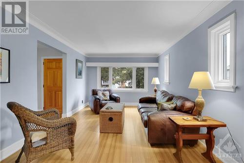 232 Belford Crescent, Ottawa, ON - Indoor Photo Showing Living Room