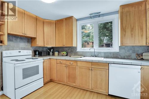 232 Belford Crescent, Ottawa, ON - Indoor Photo Showing Kitchen