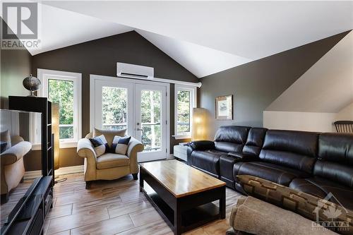 5036 Loggers Way, Ottawa, ON - Indoor Photo Showing Living Room