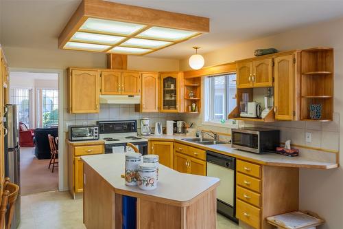 145-1634 Carmi Avenue, Penticton, BC - Indoor Photo Showing Kitchen With Double Sink