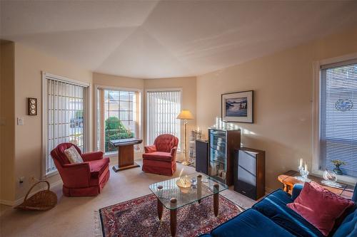 145-1634 Carmi Avenue, Penticton, BC - Indoor Photo Showing Living Room