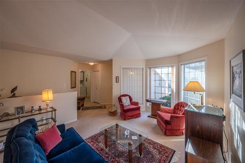 145-1634 Carmi Avenue, Penticton, BC - Indoor Photo Showing Living Room