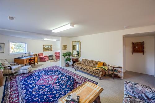 145-1634 Carmi Avenue, Penticton, BC - Indoor Photo Showing Living Room