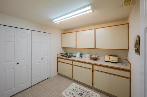 145-1634 Carmi Avenue, Penticton, BC - Indoor Photo Showing Kitchen