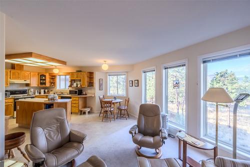 145-1634 Carmi Avenue, Penticton, BC - Indoor Photo Showing Living Room