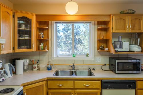 145-1634 Carmi Avenue, Penticton, BC - Indoor Photo Showing Kitchen With Double Sink