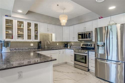 115-1156 Sunset Drive, Kelowna, BC - Indoor Photo Showing Kitchen With Upgraded Kitchen