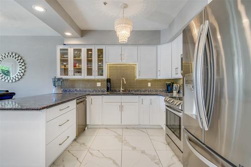 115-1156 Sunset Drive, Kelowna, BC - Indoor Photo Showing Kitchen With Upgraded Kitchen