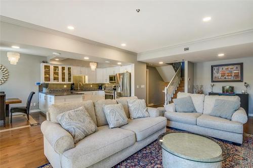 115-1156 Sunset Drive, Kelowna, BC - Indoor Photo Showing Living Room