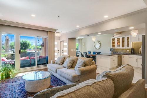 115-1156 Sunset Drive, Kelowna, BC - Indoor Photo Showing Living Room