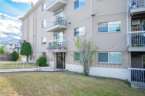 207-803 Fairview Road, Penticton, BC - Outdoor