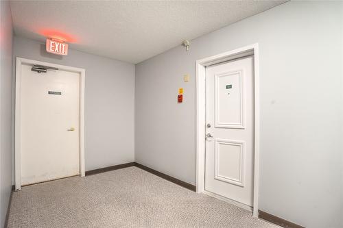 207-803 Fairview Road, Penticton, BC - Indoor Photo Showing Other Room