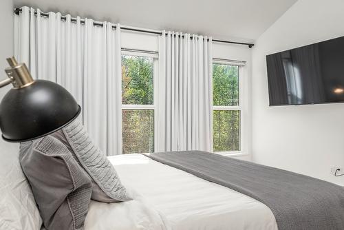 8725 Forsberg Road, Vernon, BC - Indoor Photo Showing Bedroom