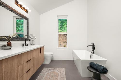 8725 Forsberg Road, Vernon, BC - Indoor Photo Showing Bathroom