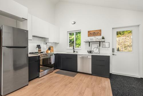 8725 Forsberg Road, Vernon, BC - Indoor Photo Showing Kitchen