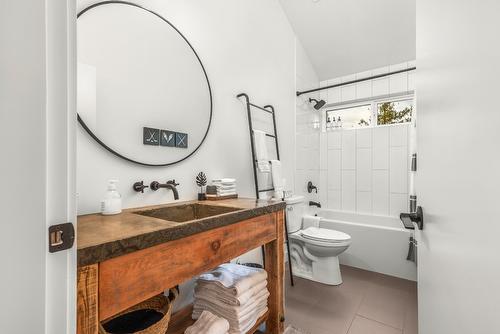 8725 Forsberg Road, Vernon, BC - Indoor Photo Showing Bathroom