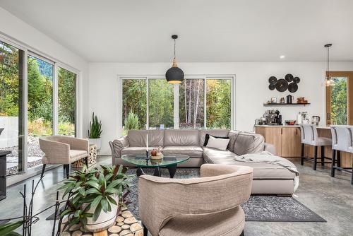 8725 Forsberg Road, Vernon, BC - Indoor Photo Showing Living Room