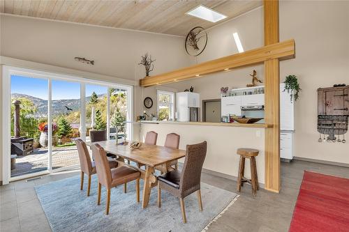 6376 Topham Place, Peachland, BC - Indoor Photo Showing Dining Room