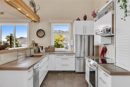 6376 Topham Place, Peachland, BC - Indoor Photo Showing Kitchen