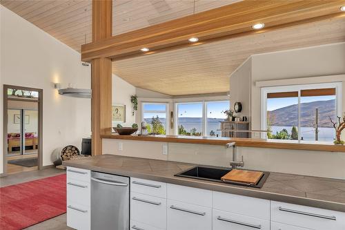 6376 Topham Place, Peachland, BC - Indoor Photo Showing Kitchen