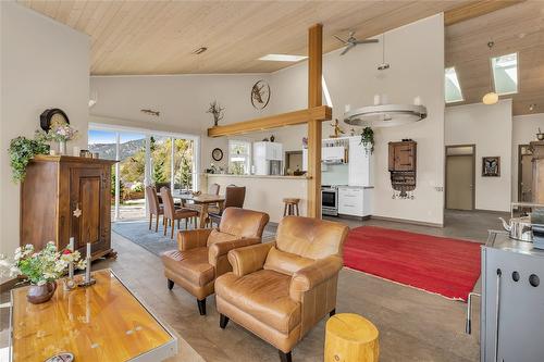 6376 Topham Place, Peachland, BC - Indoor Photo Showing Living Room